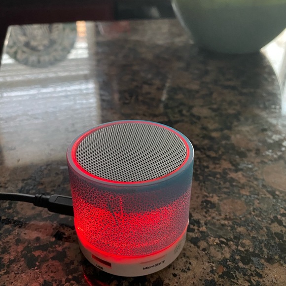 Portable/wireless/light up Bluetooth speaker/ hassle free - Picture 2 of 5